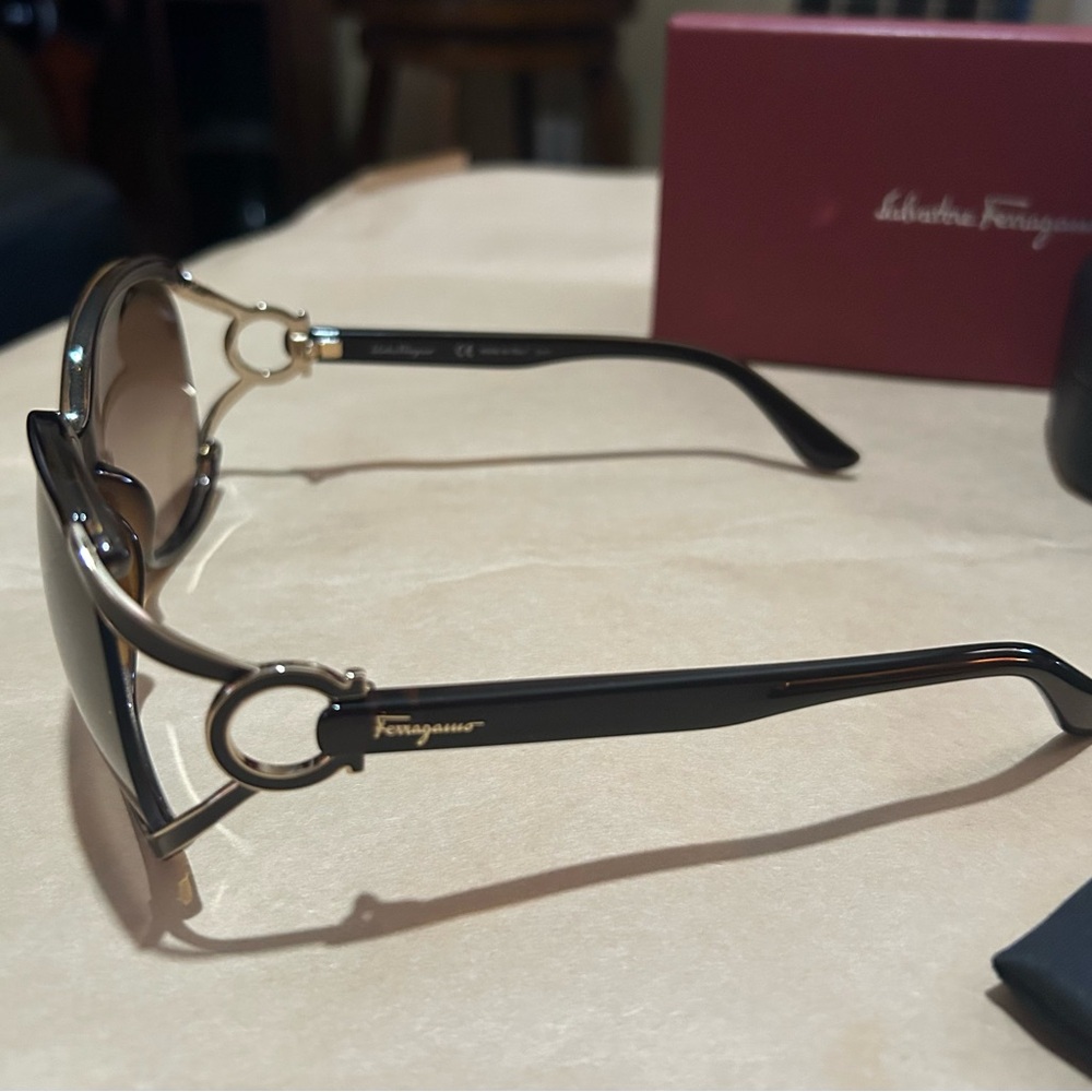 Salvatore Ferragamo Oval Oversized Classic Sunglasses - Picture 7 of 7